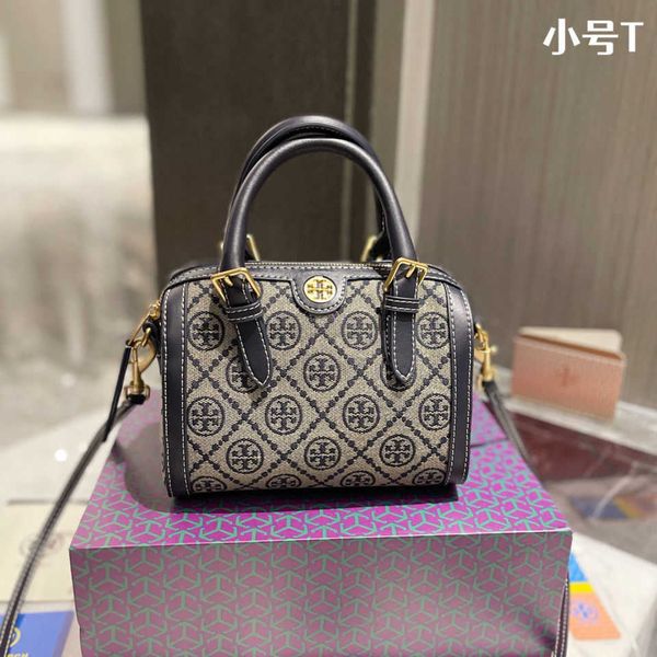 shoulder bag handbag designer 2022 old flower pillow hardware lining hollow fabric super good feel and texture 24cm
shoulder bag handbag designer 2022 old flower pillow hardware lining hollow fabric super good feel and texture 24cm