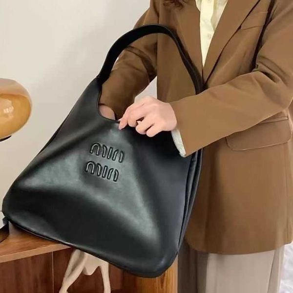 layer cow leather soft collapse single shoulder bucket designer clutch bag high appearance latest high-end purses ladies handbags
layer cow leather soft collapse single shoulder bucket designer clutch bag high appearance latest high-end purses ladies handbags