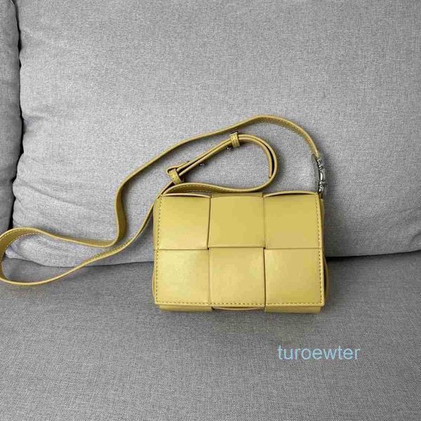 bottegas designer bags venetas women cassette handbags genuine leather with the 2022 new woven bag metal buckle mini small square bag 0l74
bottegas designer bags venetas women cassette handbags genuine leather with the 2022 new woven bag metal buckle mini small square bag 0l74