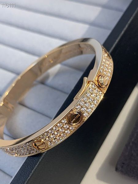 bangles hand-set and mounted with 18-karat gold diamonds are worn by luxury fashion men and women for wedding parties, Black
bangles hand-set and mounted with 18-karat gold diamonds are worn by luxury fashion men and women for wedding parties, Black