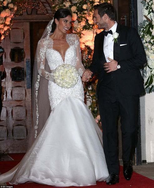 christine bleakley long sleeve mermaid wedding dress organza skirt and lace appliques beaded romantic church brides gown sheer v-neck design, White
christine bleakley long sleeve mermaid wedding dress organza skirt and lace appliques beaded romantic church brides gown sheer v-neck design, White