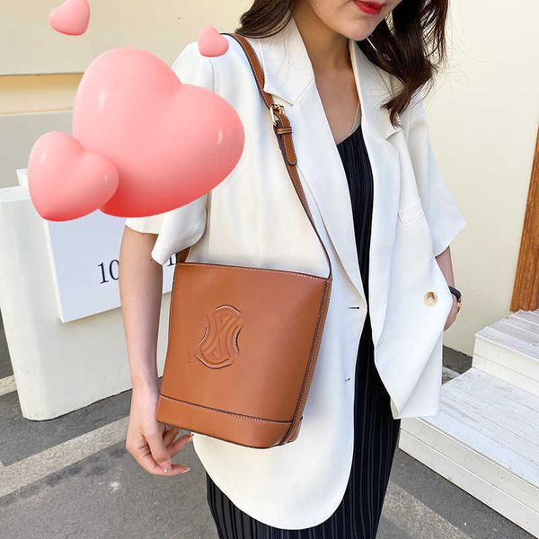 designer clutch bags for women 2022 new women's large pu capacity single shoulder diagonal bucket bag factory direct sale wholesale
designer clutch bags for women 2022 new women's large pu capacity single shoulder diagonal bucket bag factory direct sale wholesale