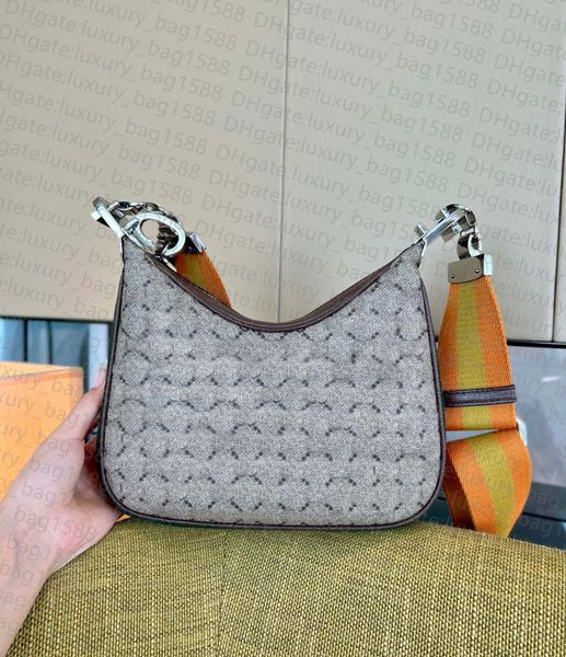 10a women bag attache shoulder bag metal logo imported original official material fashion zipper under arm bag 23cm contains the full packag
10a women bag attache shoulder bag metal logo imported original official material fashion zipper under arm bag 23cm contains the full packag