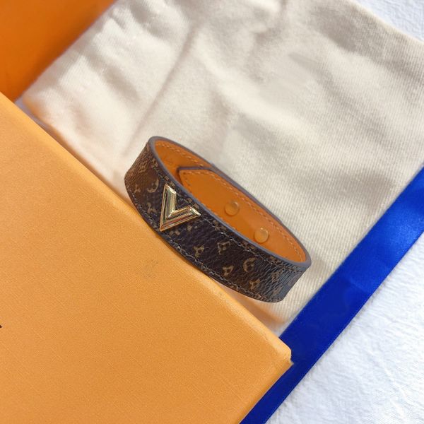 bangle designer women bangle luxury charm bracelet letter v 18k gold 4 leaf grass girl wedding love 18k gift fashion brand jewelry high sens, Black
bangle designer women bangle luxury charm bracelet letter v 18k gold 4 leaf grass girl wedding love 18k gift fashion brand jewelry high sens, Black