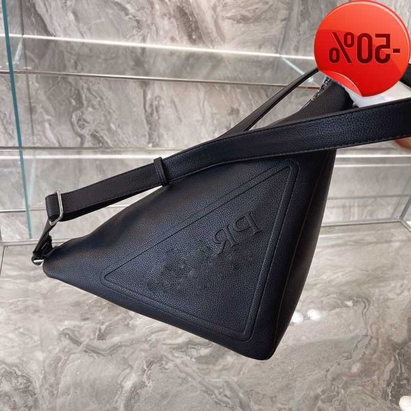 designer bag 2022 new p family men's and wo pure leather triangle cross versatile leisure large capacity cht single factory direct sale
designer bag 2022 new p family men's and wo pure leather triangle cross versatile leisure large capacity cht single factory direct sale