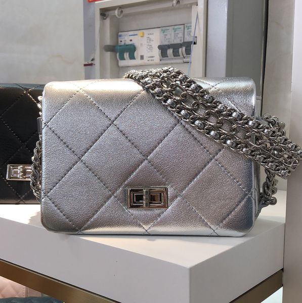 big-name designer shoulder bag retro leather rhombic check lady's new fashion woven chain multifunctional messenger bag
big-name designer shoulder bag retro leather rhombic check lady's new fashion woven chain multifunctional messenger bag