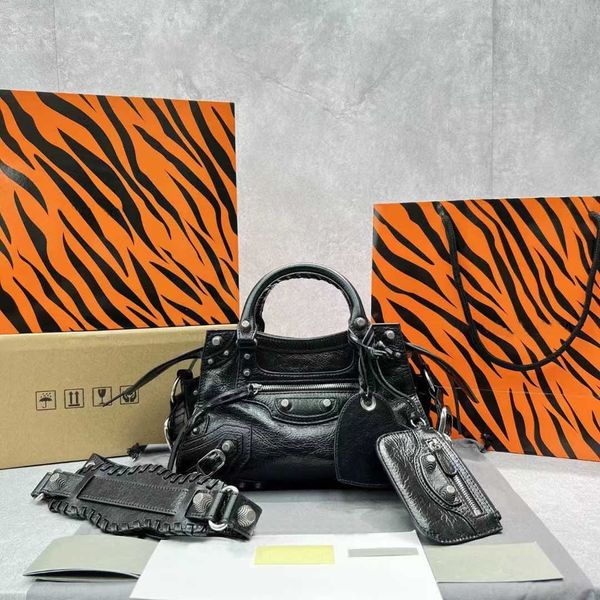 designer luxury womens bag balencigas handbag b-shaped paris single shoulder messenger fashion square gift shoulder oblique span versatile h
designer luxury womens bag balencigas handbag b-shaped paris single shoulder messenger fashion square gift shoulder oblique span versatile h