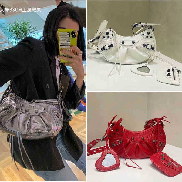 balencaigahandbag 2022 lecagole locomotive three in one fold crescent underarm wax rivet leather women's
balencaigahandbag 2022 lecagole locomotive three in one fold crescent underarm wax rivet leather women's