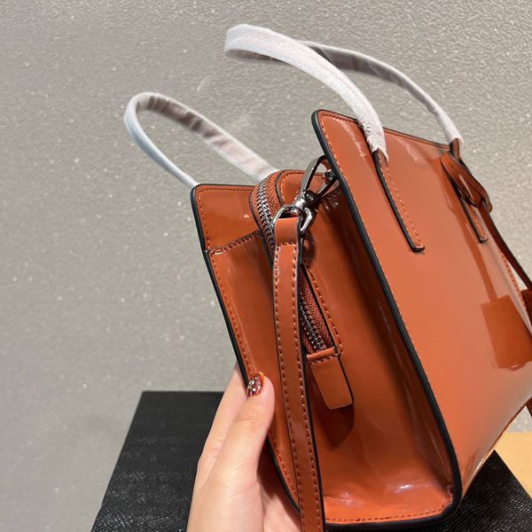 patent handbag crossbody bag small tote bags fashion smooth surface removable leather shoulder strap letter print zipper open lady purse poc
patent handbag crossbody bag small tote bags fashion smooth surface removable leather shoulder strap letter print zipper open lady purse poc