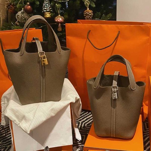 classic designer herms handbags family h food basket bags togo gold and silver lock leather women's cotton thread hand-held bucket bag
classic designer herms handbags family h food basket bags togo gold and silver lock leather women's cotton thread hand-held bucket bag