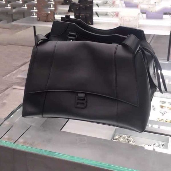 designer luxury womens bag balencigas handbag b-shaped paris single shoulder messenger fashion square gift shoulder oblique span versatile h
designer luxury womens bag balencigas handbag b-shaped paris single shoulder messenger fashion square gift shoulder oblique span versatile h