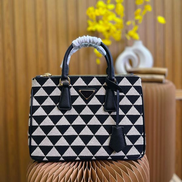 prad bag lady tote portable cross body bag single shoulder purse triangle decoration canvas internal zipper fashion clutch classic letter ta
prad bag lady tote portable cross body bag single shoulder purse triangle decoration canvas internal zipper fashion clutch classic letter ta