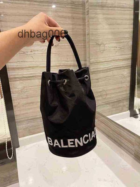 paris 2022 balencalga's b family letter mini bucket portable messenger one shoulder men's women's fashion
paris 2022 balencalga's b family letter mini bucket portable messenger one shoulder men's women's fashion