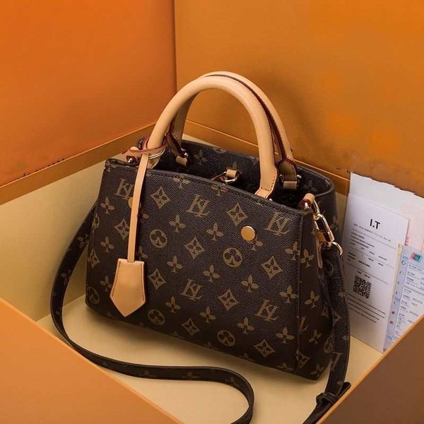 2022 shoulder bags luxurys handbags purses women tote brand letter embossing designers genuine leather bags
2022 shoulder bags luxurys handbags purses women tote brand letter embossing designers genuine leather bags