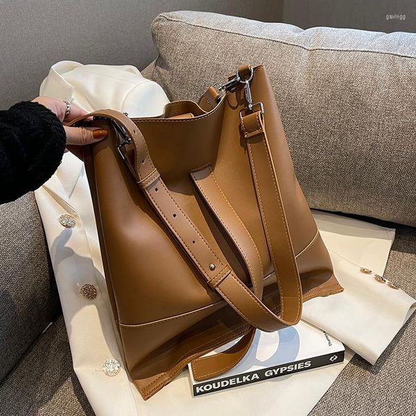 casual large-capacity bags autumn and winter women's retro all-match messenger high-end shoulder bucket bag
casual large-capacity bags autumn and winter women's retro all-match messenger high-end shoulder bucket bag