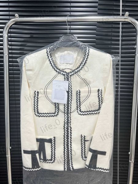 fashion brand womens jackets wave stripe decorative pocket long-sleeved round neck coats autumn and winter warm designer jacket women, Black;brown
fashion brand womens jackets wave stripe decorative pocket long-sleeved round neck coats autumn and winter warm designer jacket women, Black;brown