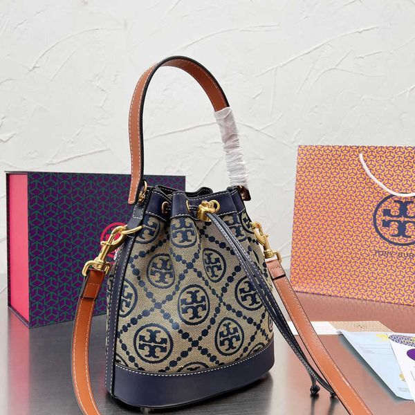 fashion women bag designers bags torysbirchs leather handbags messenger bag new toriburch bucket bag tb leather canvas single shoulder small
fashion women bag designers bags torysbirchs leather handbags messenger bag new toriburch bucket bag tb leather canvas single shoulder small