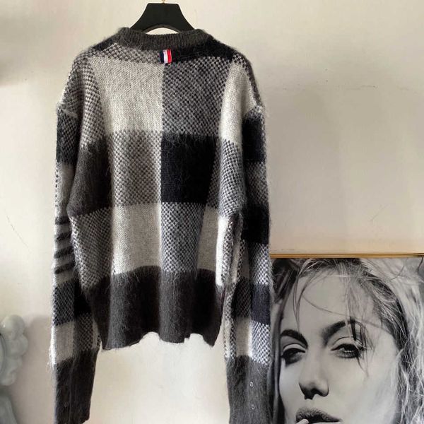 22s tb sweater autumn winter round neck british college style four stripe design sweatshirt sea urchin wool plaid contrast color men's, White;black
22s tb sweater autumn winter round neck british college style four stripe design sweatshirt sea urchin wool plaid contrast color men's, White;black