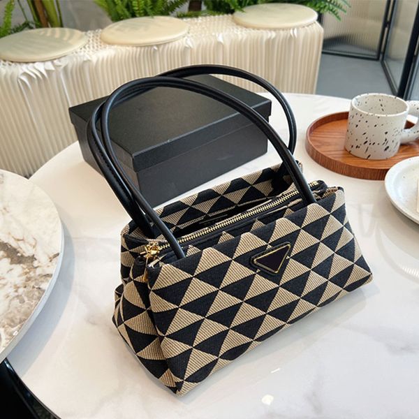 22ss classic luxury designer tote triangular pattern bag fashion handbag color stitching clutch messenger shopping purse
22ss classic luxury designer tote triangular pattern bag fashion handbag color stitching clutch messenger shopping purse