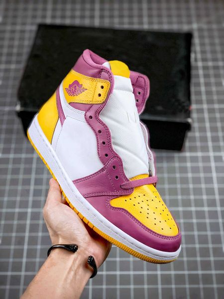 release 1 high og brotherhood basketball shoes university gold light bordeaux white 1s authentic retro men sports sneakers
release 1 high og brotherhood basketball shoes university gold light bordeaux white 1s authentic retro men sports sneakers