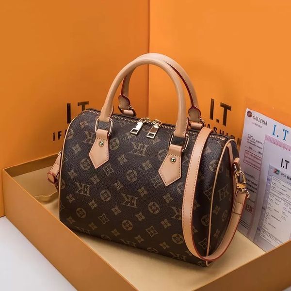 fashion tote designers evening bags women messenger travel bag classic style bags shoulder lady totes handbags 30cm with key lock
fashion tote designers evening bags women messenger travel bag classic style bags shoulder lady totes handbags 30cm with key lock