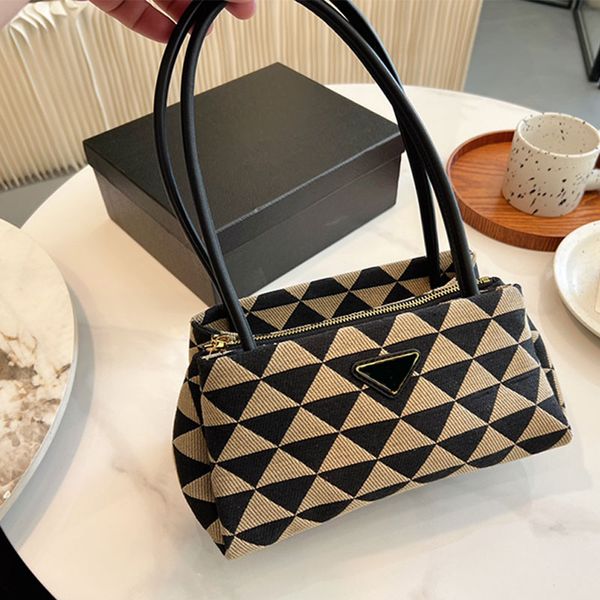 2023 classic luxury designer tote triangular pattern bag fashion handbag color stitching clutch messenger shopping purse
2023 classic luxury designer tote triangular pattern bag fashion handbag color stitching clutch messenger shopping purse
