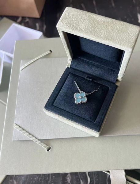 2022 christmas limited edition clover designer pendant necklaces for women retro vintage silver 4 leaf light blue diamond brand luxury
2022 christmas limited edition clover designer pendant necklaces for women retro vintage silver 4 leaf light blue diamond brand luxury