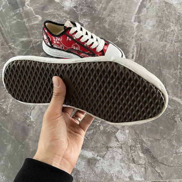 japanese fashion brand mmy bandanna print canvas shoes love mens casual board womens sneakers male 220815
japanese fashion brand mmy bandanna print canvas shoes love mens casual board womens sneakers male 220815