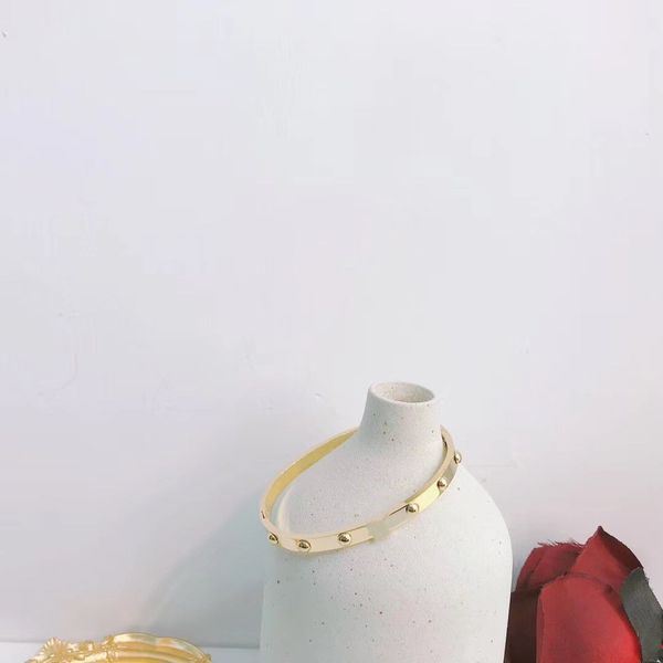 designer bracelet beautiful exquisite luxury fashion simple bracelet ladies wedding party couple jewelry wholesale, Golden;silver
designer bracelet beautiful exquisite luxury fashion simple bracelet ladies wedding party couple jewelry wholesale, Golden;silver