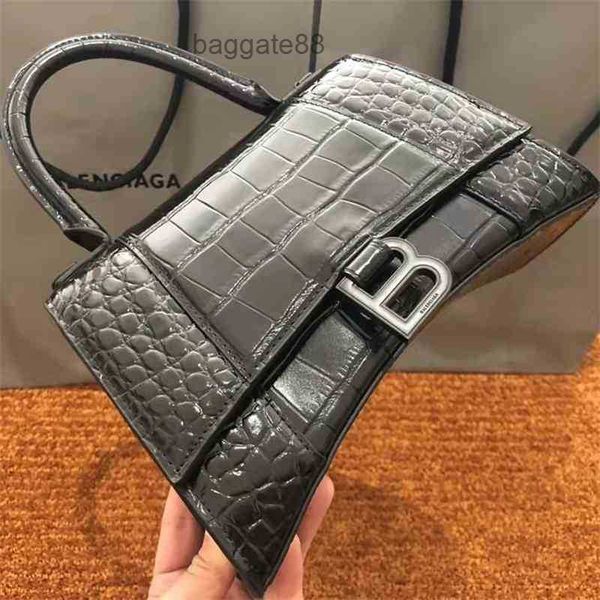 ladies classic handbags lady jacquemes desiner bags b paris b-home hourglass b-button women's 2022 leather crocodile pattern portable s
ladies classic handbags lady jacquemes desiner bags b paris b-home hourglass b-button women's 2022 leather crocodile pattern portable s