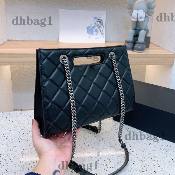 2022 women luxury classical designer tote handbag black genuine leather plaid metal chain large capacity single-shoulder bag atmosphere styl
2022 women luxury classical designer tote handbag black genuine leather plaid metal chain large capacity single-shoulder bag atmosphere styl