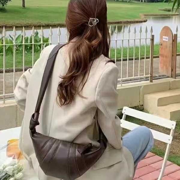 shoulder bag lemair designer bag cow horn bun kesong sheepskin one oblique span dumpling small leather underarm crossbody bags french stick
shoulder bag lemair designer bag cow horn bun kesong sheepskin one oblique span dumpling small leather underarm crossbody bags french stick