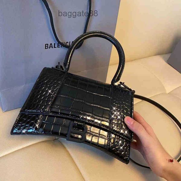 ladies classic handbags lady jacquemes desiner bags quality bag fashion high same female 2022 hourglass versatile b family character leather
ladies classic handbags lady jacquemes desiner bags quality bag fashion high same female 2022 hourglass versatile b family character leather