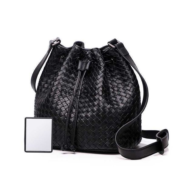 evening bags bottegs v designer new cross body bag womens layer sheepskin pure hand woven bag fashion versatile large capacity bucket handba
evening bags bottegs v designer new cross body bag womens layer sheepskin pure hand woven bag fashion versatile large capacity bucket handba