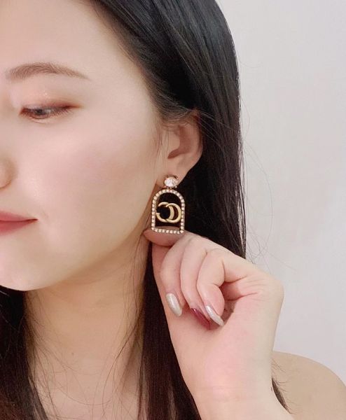 2022 new glamour fashion luxury brand dangle earrings diamond brass letter earrings personality ladies wedding party couple gift designer qu, Silver
2022 new glamour fashion luxury brand dangle earrings diamond brass letter earrings personality ladies wedding party couple gift designer qu, Silver