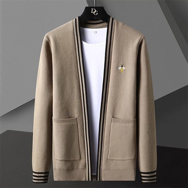 men's sweaters bee embroidery cardigan korean casual coat elegant autumn trend abrigo hombre clothing 221010, White;black
men's sweaters bee embroidery cardigan korean casual coat elegant autumn trend abrigo hombre clothing 221010, White;black