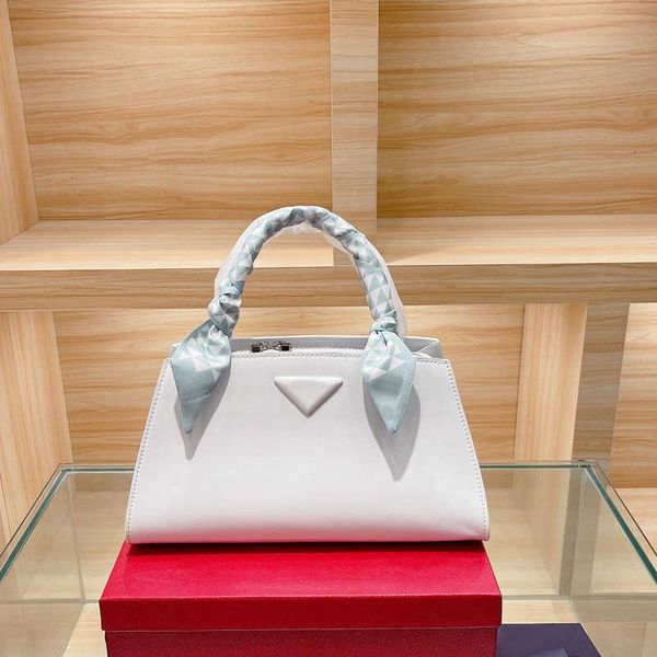 brand fashion tote designer bags zipper ladder shape genuine leather large capacity pocket internal compartment p letter women handbags
brand fashion tote designer bags zipper ladder shape genuine leather large capacity pocket internal compartment p letter women handbags