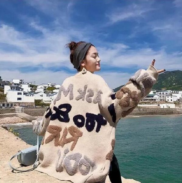 2023 autumn warm sweater fashion letter printed thick cardigan female casual loose open stitch sweaters woman, White;black
2023 autumn warm sweater fashion letter printed thick cardigan female casual loose open stitch sweaters woman, White;black