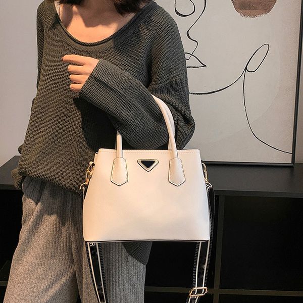 evening bags women's casual designer tote wedding date leather handbag letter metal triangle shoulder bag street shopping messenger
evening bags women's casual designer tote wedding date leather handbag letter metal triangle shoulder bag street shopping messenger
