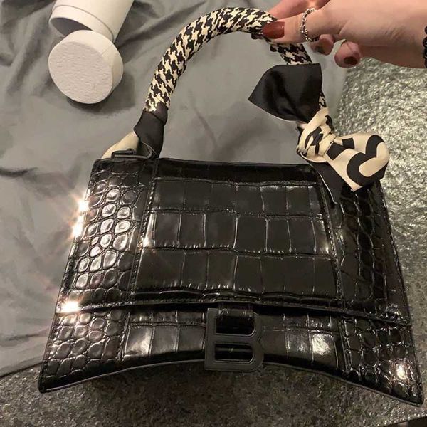 hourglass women light leather handbag luxury brand 2022 versatile single shoulder portable messenger
hourglass women light leather handbag luxury brand 2022 versatile single shoulder portable messenger