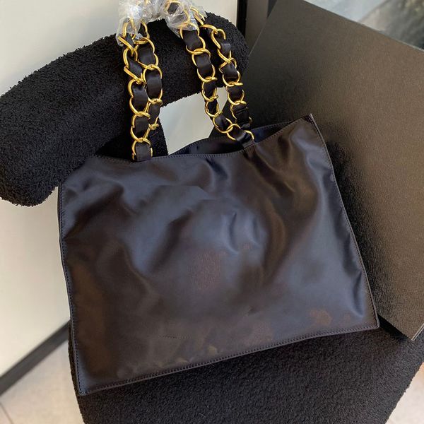 2022ss fashion women nylon classic tote bag thick chain large capacity luxury designer cross body handbags printed badges shopping bum bags
2022ss fashion women nylon classic tote bag thick chain large capacity luxury designer cross body handbags printed badges shopping bum bags