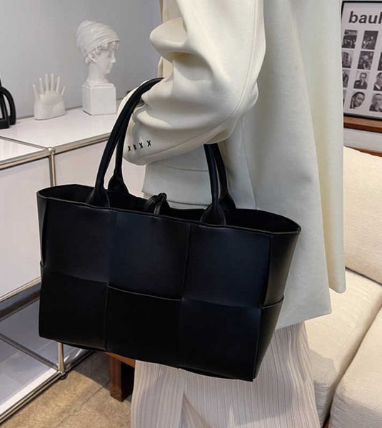 fashion bag designer bottess venetas's net red large 2022 new style single shoulder women's capacity versatile portable tote
fashion bag designer bottess venetas's net red large 2022 new style single shoulder women's capacity versatile portable tote