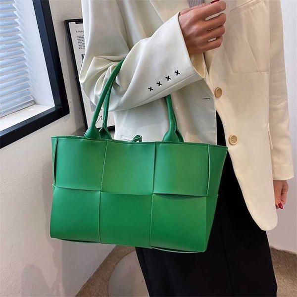 fashion bag designer bottess venetas's 2022 new fashion woven shopping tote large capacity tote bucket portable women's single sho
fashion bag designer bottess venetas's 2022 new fashion woven shopping tote large capacity tote bucket portable women's single sho