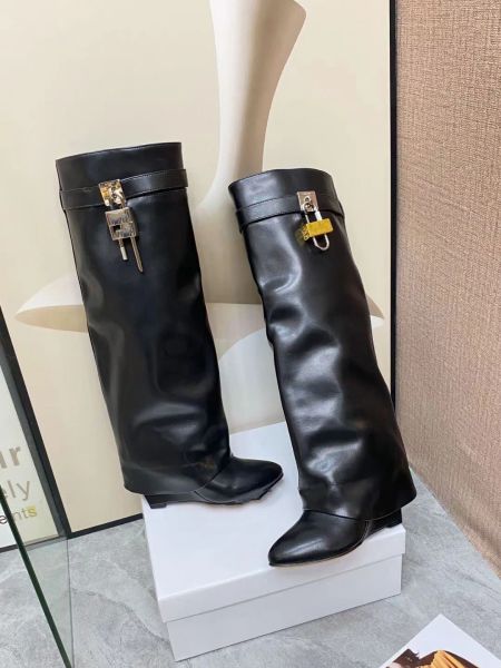 2023 new fall/winter lock shark women's boots wedge asymmetrical gold and silver strap genuine leather size 35-42, Black
2023 new fall/winter lock shark women's boots wedge asymmetrical gold and silver strap genuine leather size 35-42, Black