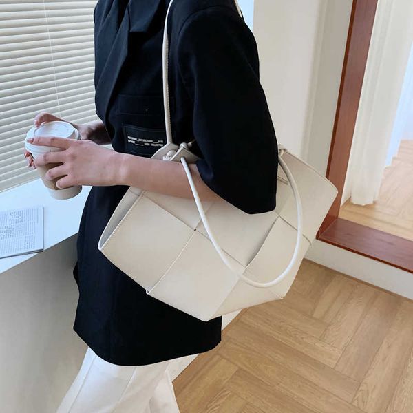 bottess bag venetas fashion large capacity women's summer 2022 new single shoulder simple minority design tote
bottess bag venetas fashion large capacity women's summer 2022 new single shoulder simple minority design tote