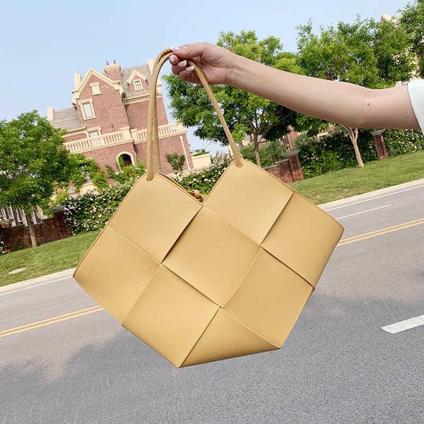bottess bag venetas fashion 2022 new woven women's fashion trend with hand-held shoulder large capacity child and mother tot underarm
bottess bag venetas fashion 2022 new woven women's fashion trend with hand-held shoulder large capacity child and mother tot underarm