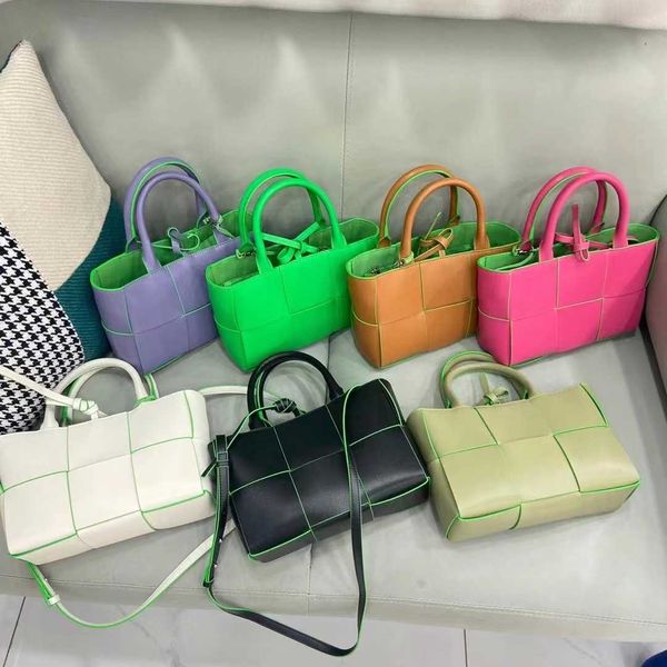 fashion bag designer bottess venetas's autumn and winter 2022 new color contrast portable vegetable basket large capacity one shoulder
fashion bag designer bottess venetas's autumn and winter 2022 new color contrast portable vegetable basket large capacity one shoulder