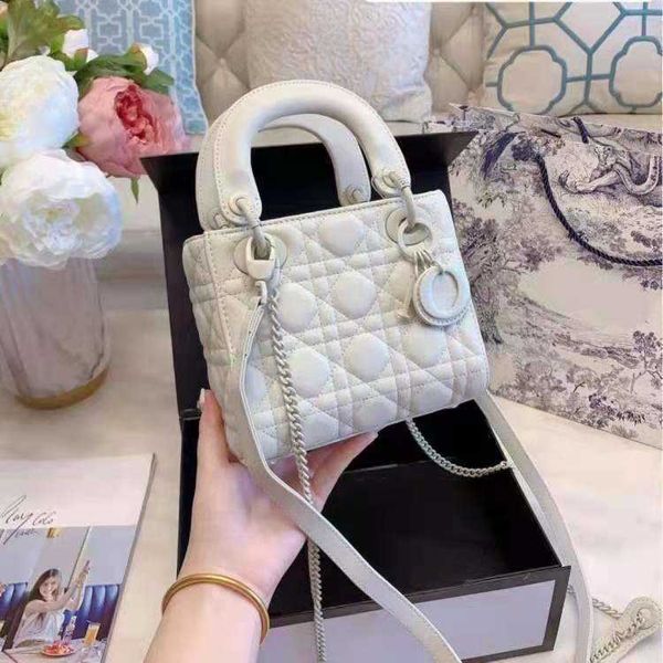 bag designer christain style lady genuine leather embroidary bag female 2022 new fashion leather princess versatile one shoulder messenger h
bag designer christain style lady genuine leather embroidary bag female 2022 new fashion leather princess versatile one shoulder messenger h