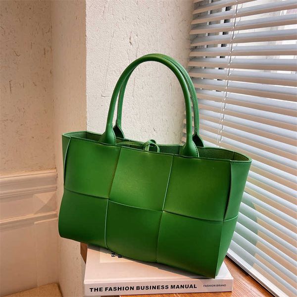 fashion bag designer bottess venetas's large capacity woven hand women's 2022 new niche texture shoulder tote is popular this year
fashion bag designer bottess venetas's large capacity woven hand women's 2022 new niche texture shoulder tote is popular this year
