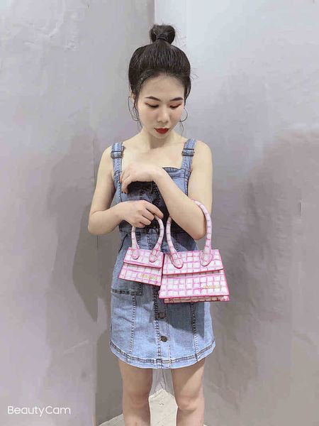 2022 custom jacquemsbag jacques mousse plaid petal printed messenger bag pink portable one shoulder small square bag
2022 custom jacquemsbag jacques mousse plaid petal printed messenger bag pink portable one shoulder small square bag